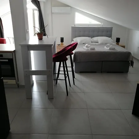 Apartman With Parking Space - 25558 *