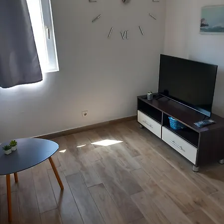 Apartman With Parking Space - 25558 *